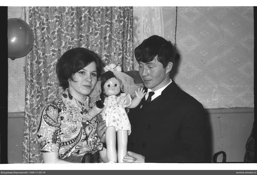 Gruppenporträt mit Puppe und Ballon