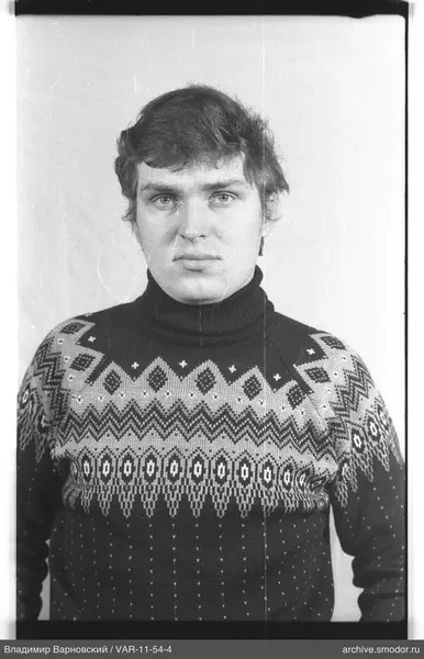 Porträt eines Mannes in dunklem Pullover