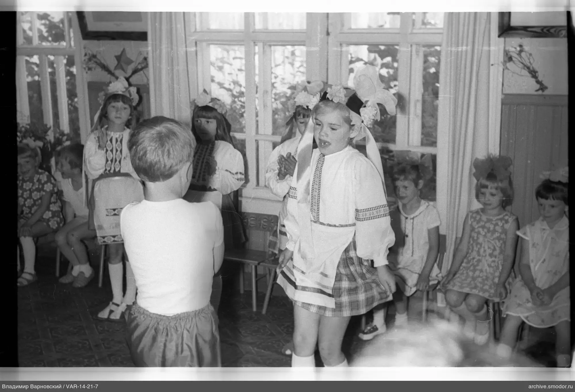 Kinder bei einer Veranstaltung im Raum