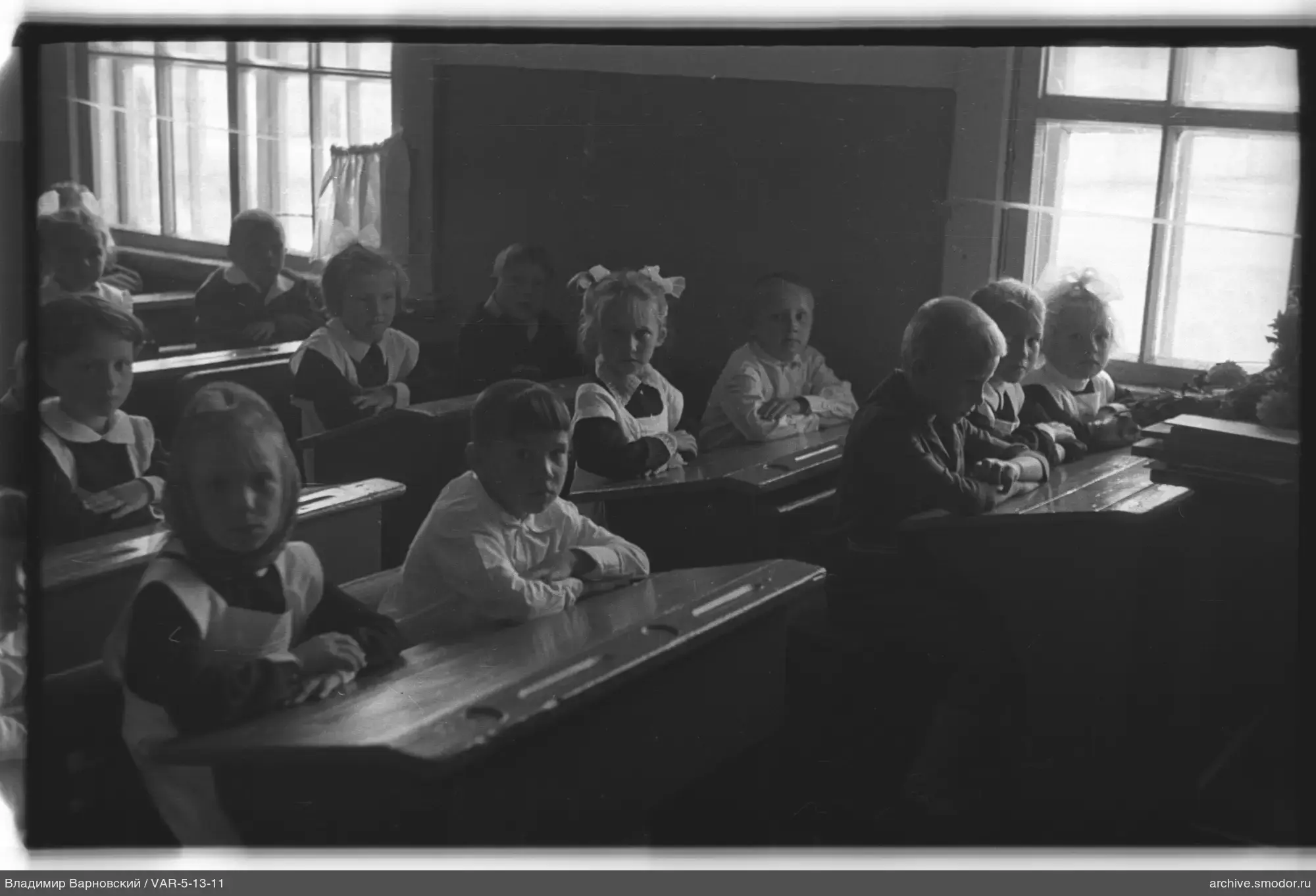 Gruppenporträt von Kindern im Klassenzimmer