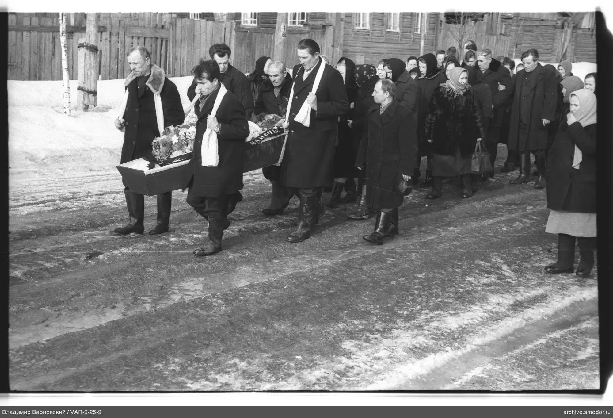 Похороны с гробом и венком