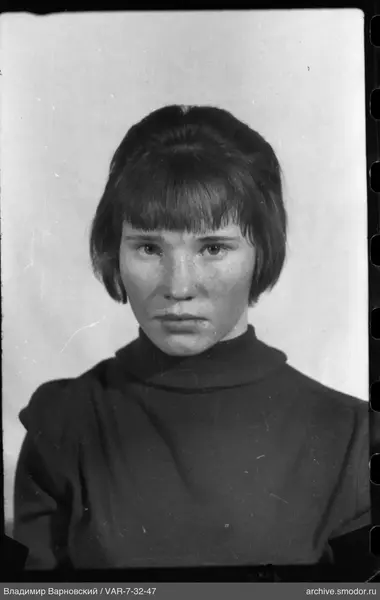 Porträt einer Frau mit kurzen Haaren
