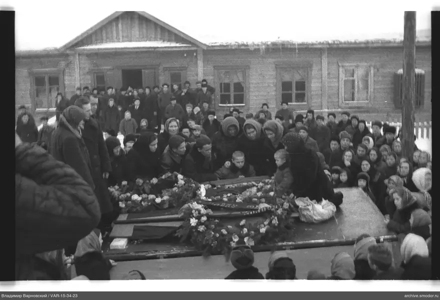 Группа людей у гроба на похоронах