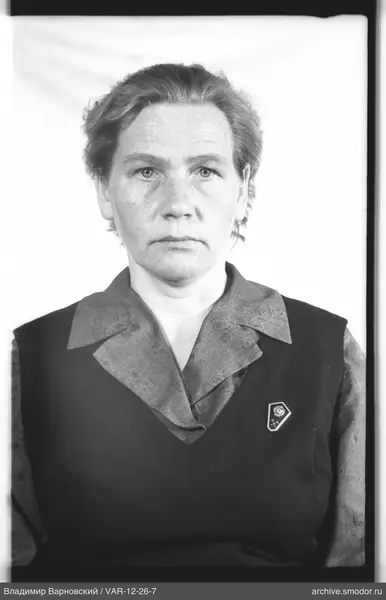 Porträt einer Frau mit Abzeichen