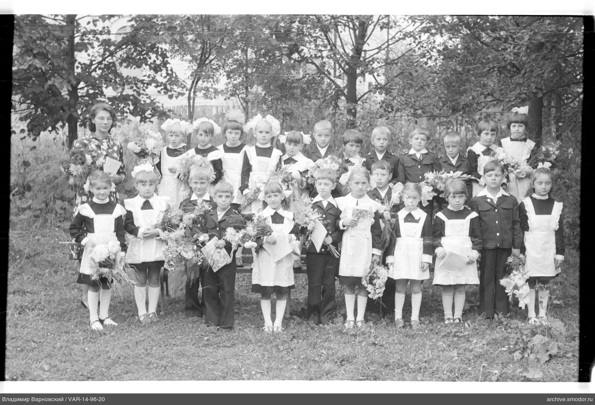 Gruppenporträt von Kindern und Frau