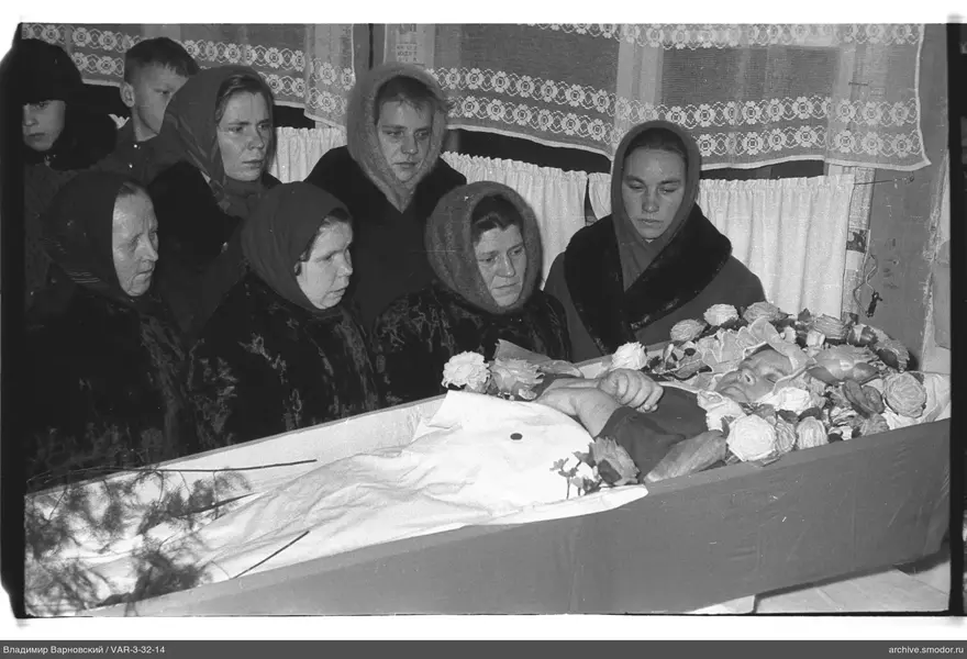 Женщины у гроба на похоронах