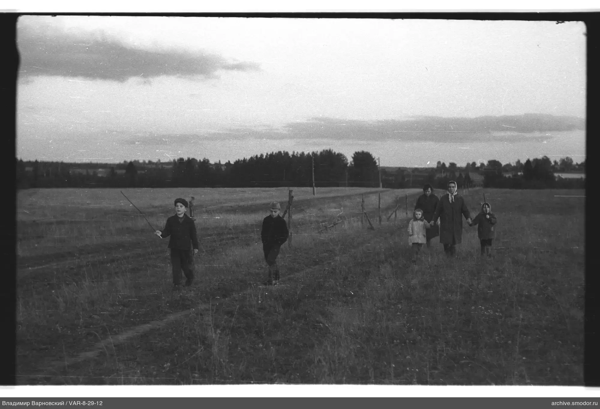 Kinder und Frauen auf freiem Feld