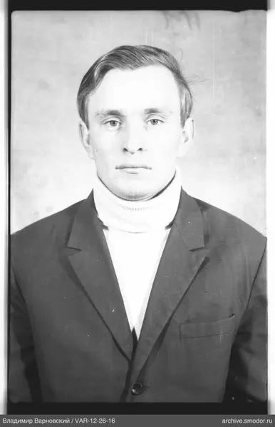 Porträt eines Mannes in Jacke und Pullover
