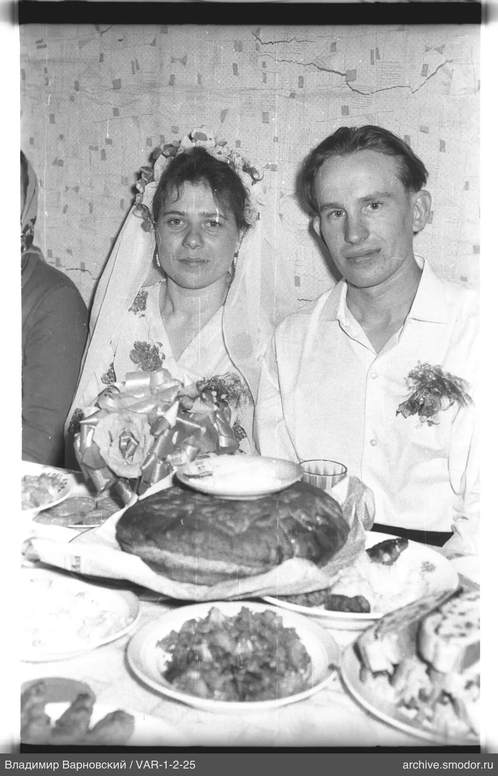 Жених и невеста за праздничным столом
