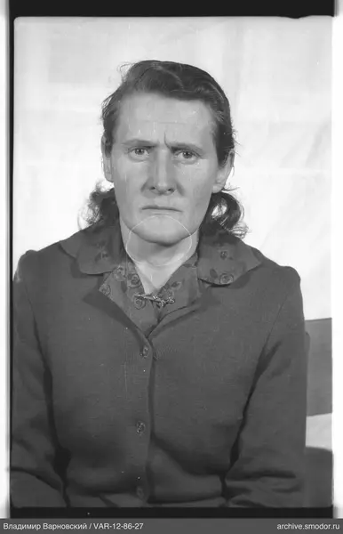 Porträt einer Frau in dunklem Cardigan