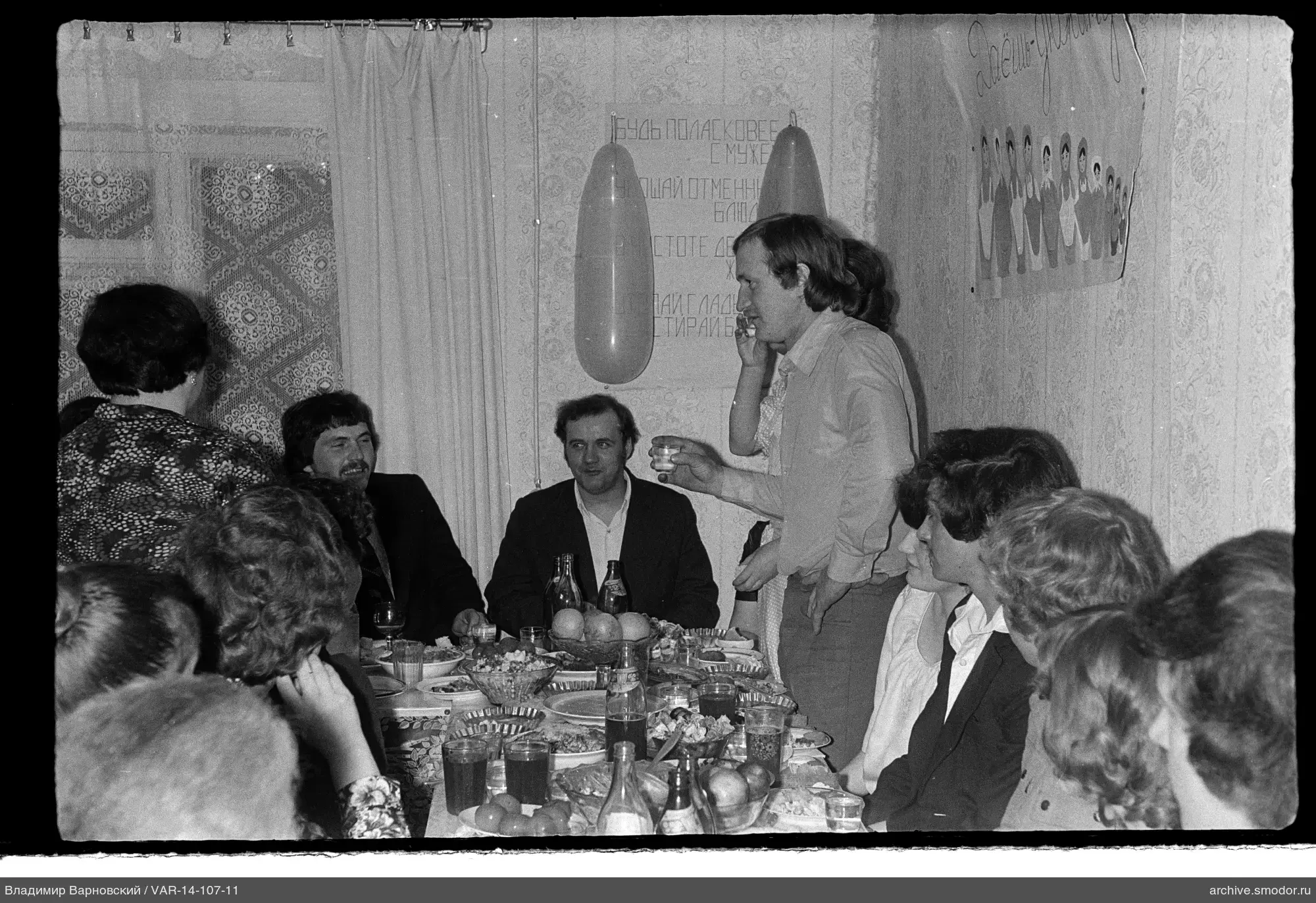 Gruppe von Menschen an einem Tisch bei Veranstaltung