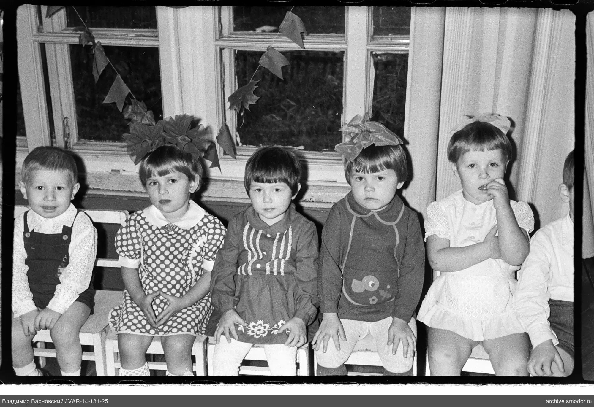 Gruppenporträt von Kindern auf einer Bank