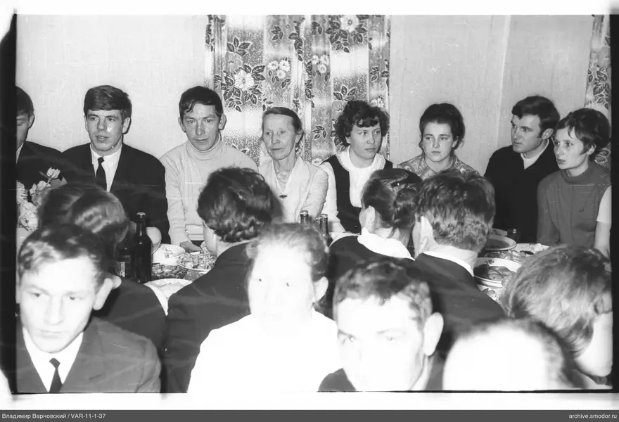 Gruppenporträt am Tisch