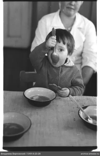 Child portrait with spoon and bread