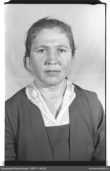 Porträt einer Frau in Jacke und Bluse