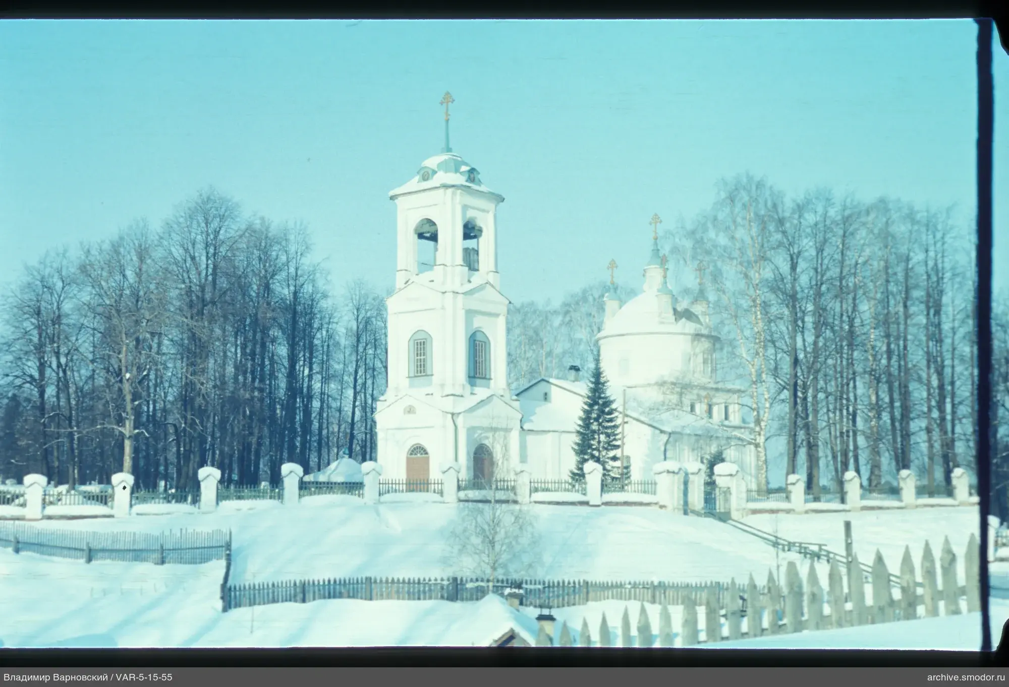 Вид на белую церковь с колокольней и куполом