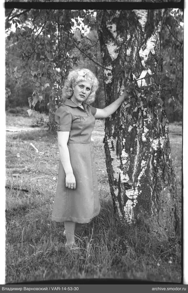 Frau neben einer Birke
