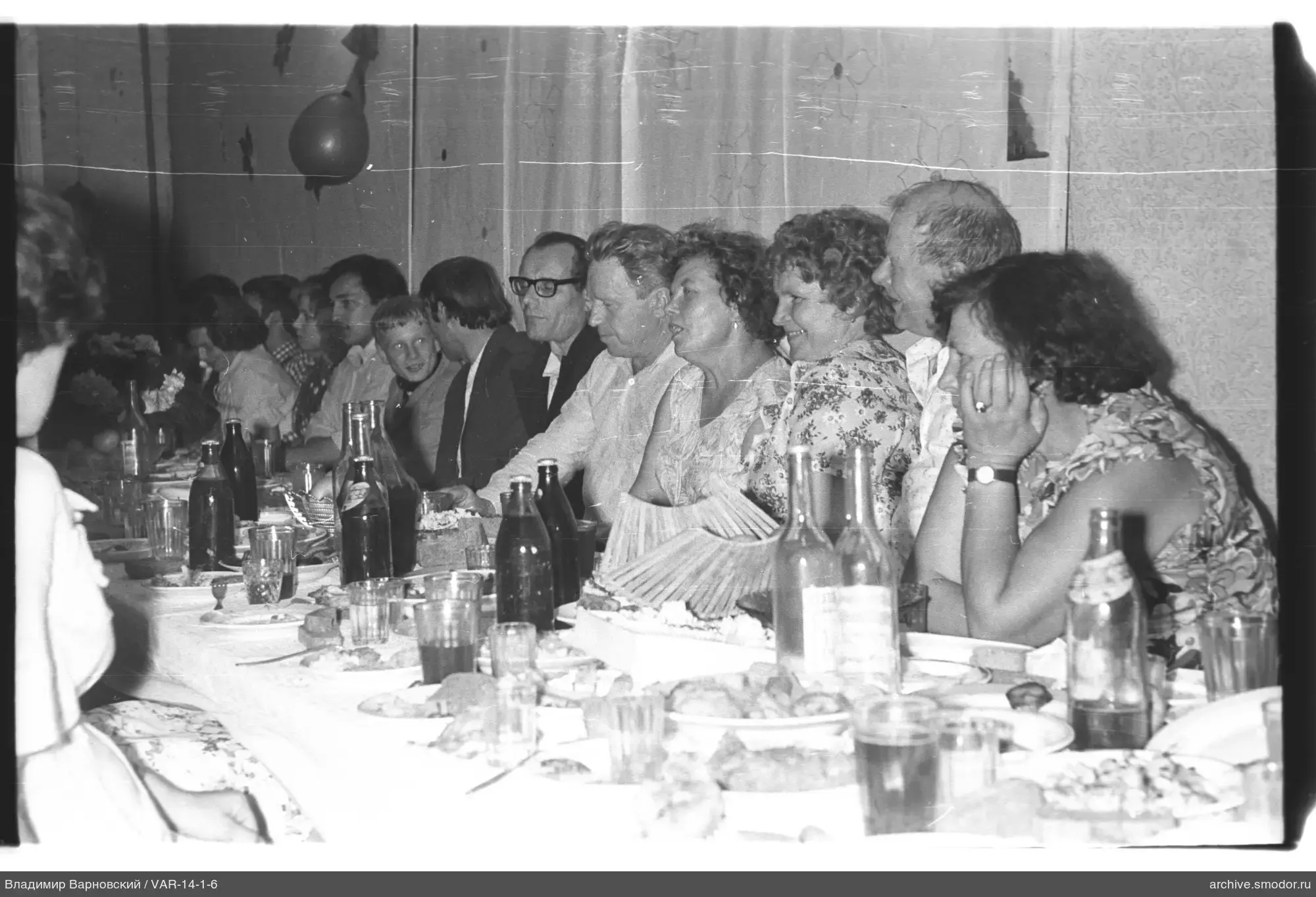 Gruppenporträt am langen Tisch