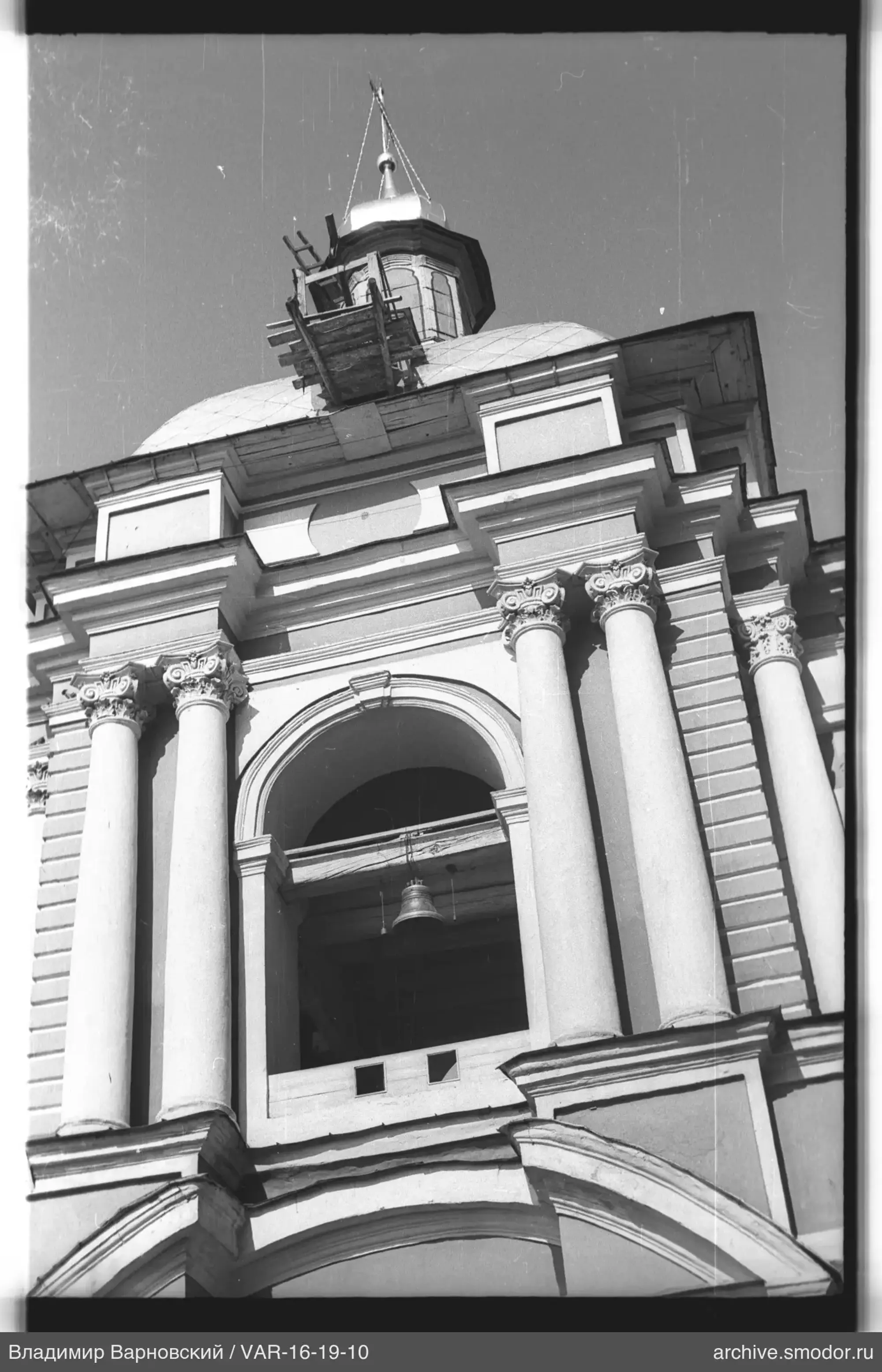 Fassade mit korinthischen Säulen und Kuppel