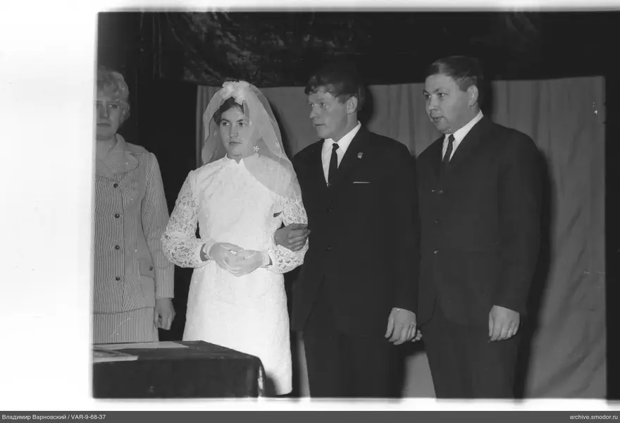 Gruppenporträt mit Frau im Hochzeitskleid