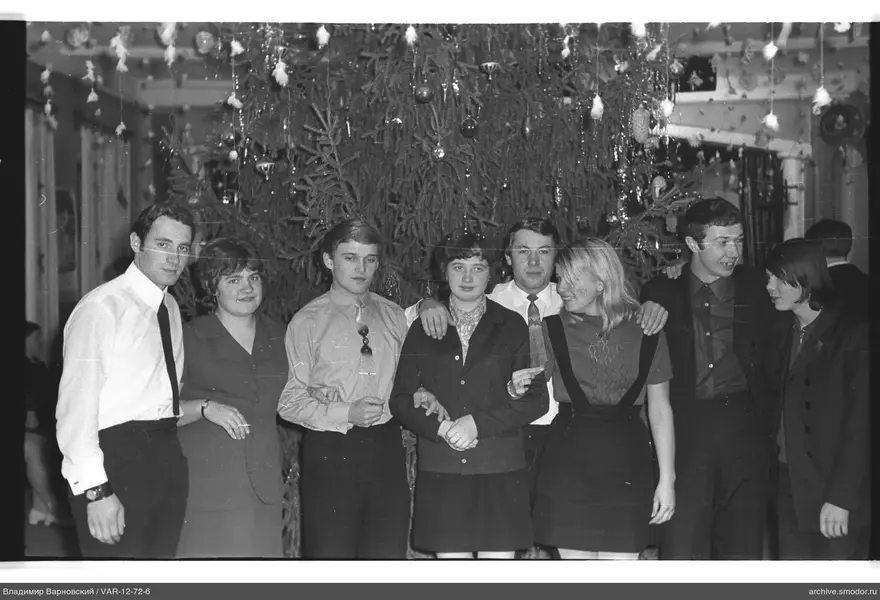 Gruppenporträt vor Weihnachtsbaum