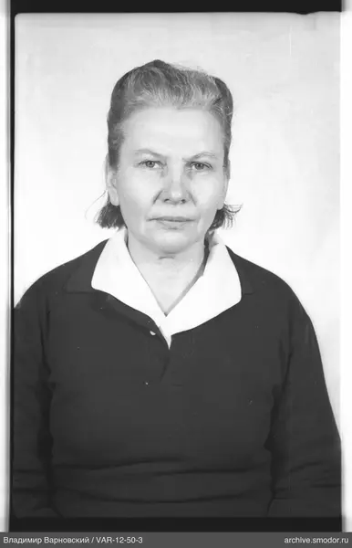 Porträt einer Frau mit kurzen hellen Haaren