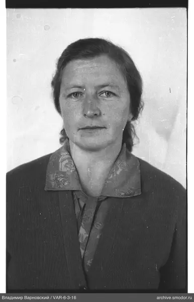Porträt einer Frau in dunklem Cardigan