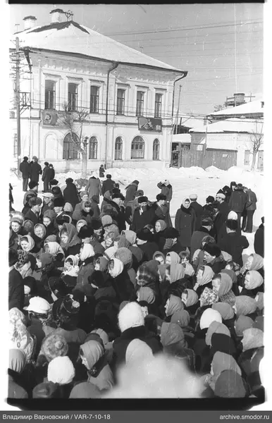 Gruppe von Menschen vor dem Gebäude auf dem Platz
