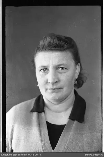 Porträt einer Frau in hellem Cardigan