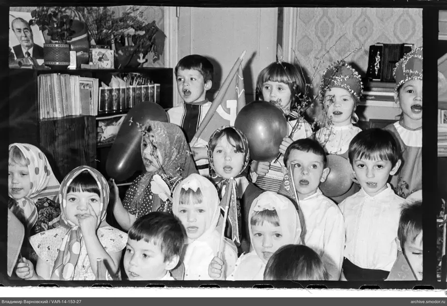 Gruppenporträt von Kindern im Raum