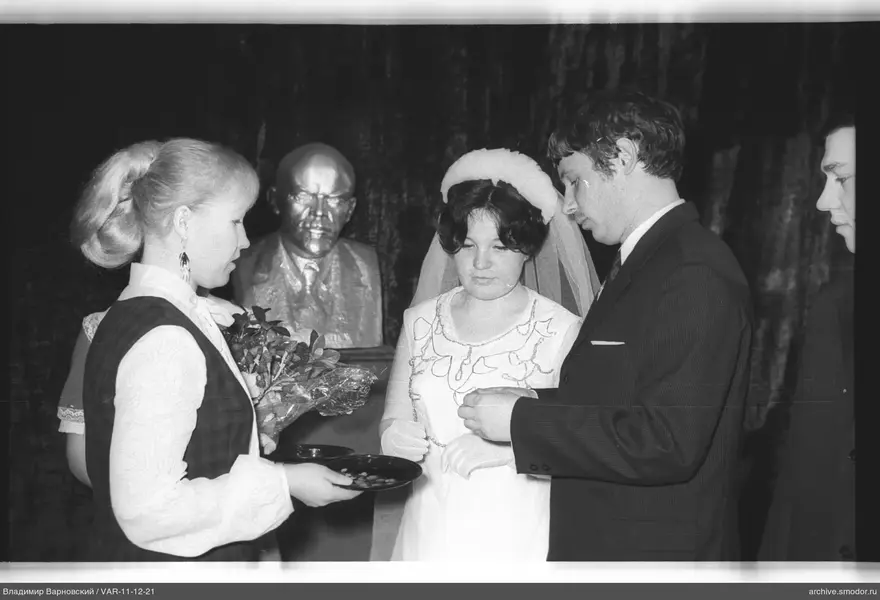 Frau im weißen Kleid mit Schleier und Mann mit Ring