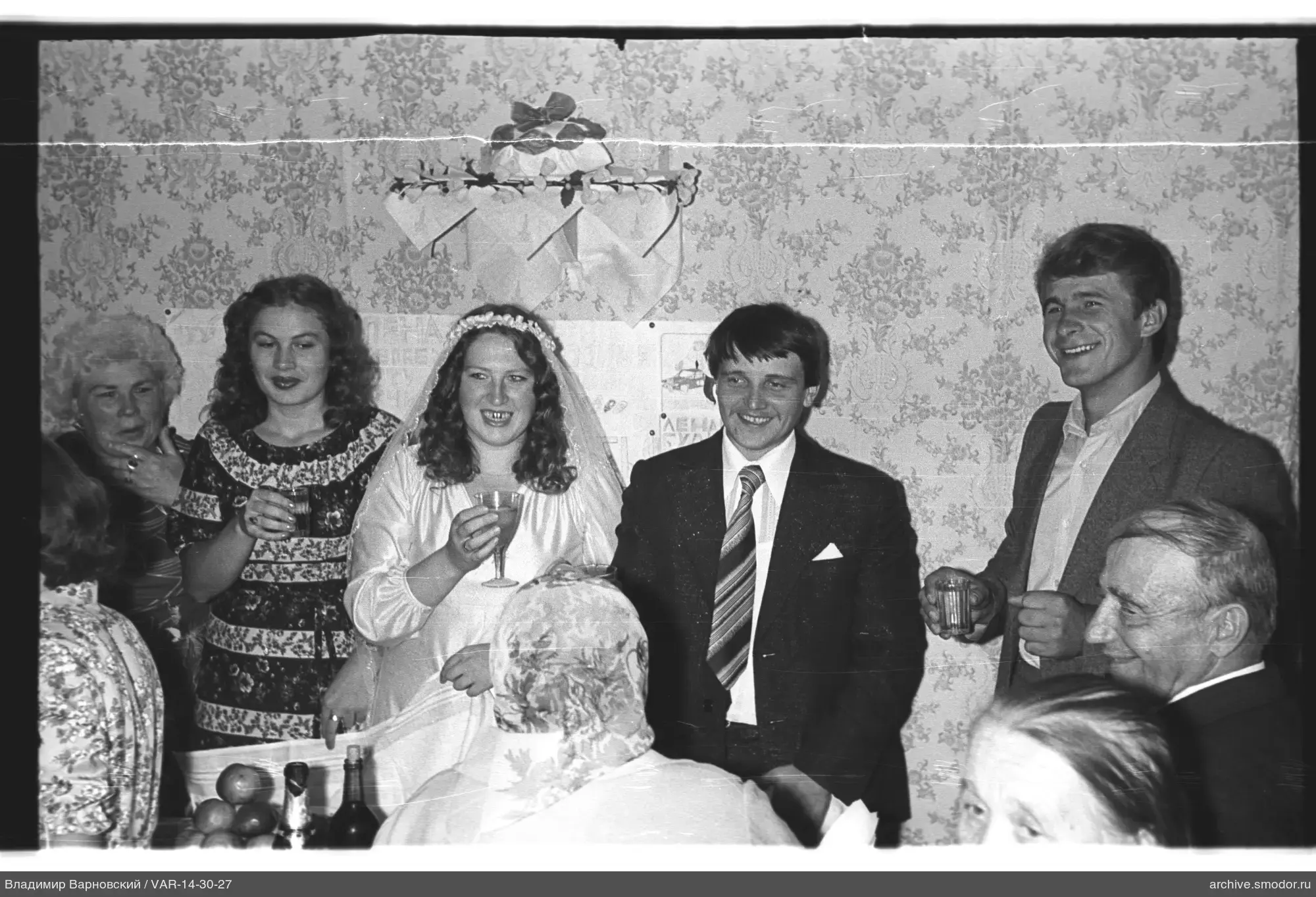 Gruppenporträt mit Frau im Hochzeitskleid