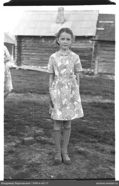 Mädchen in Kleid mit kurzen Ärmeln