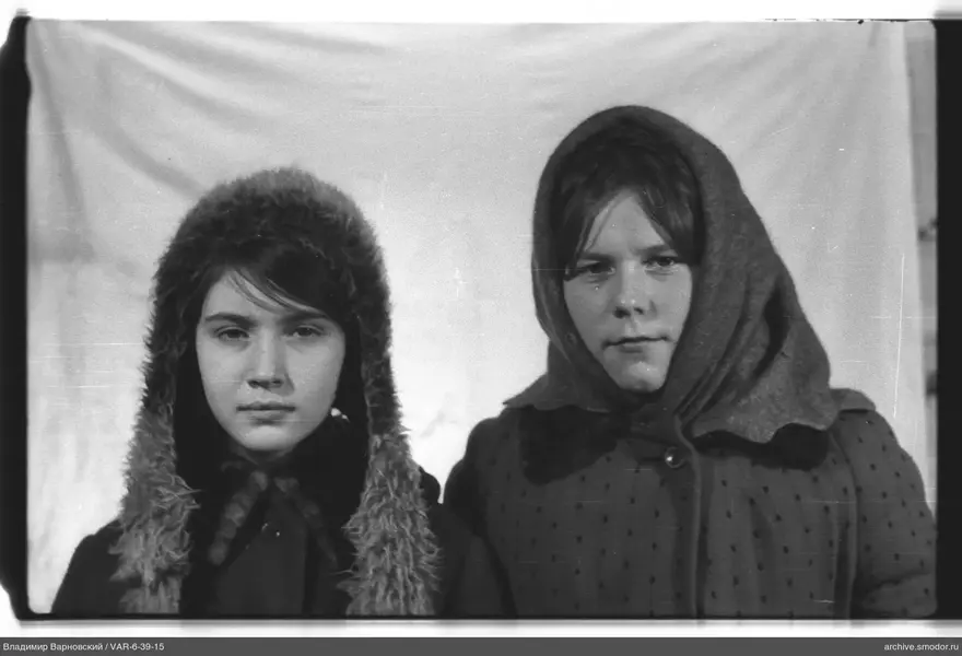 Zwei Frauen in Winterkleidung