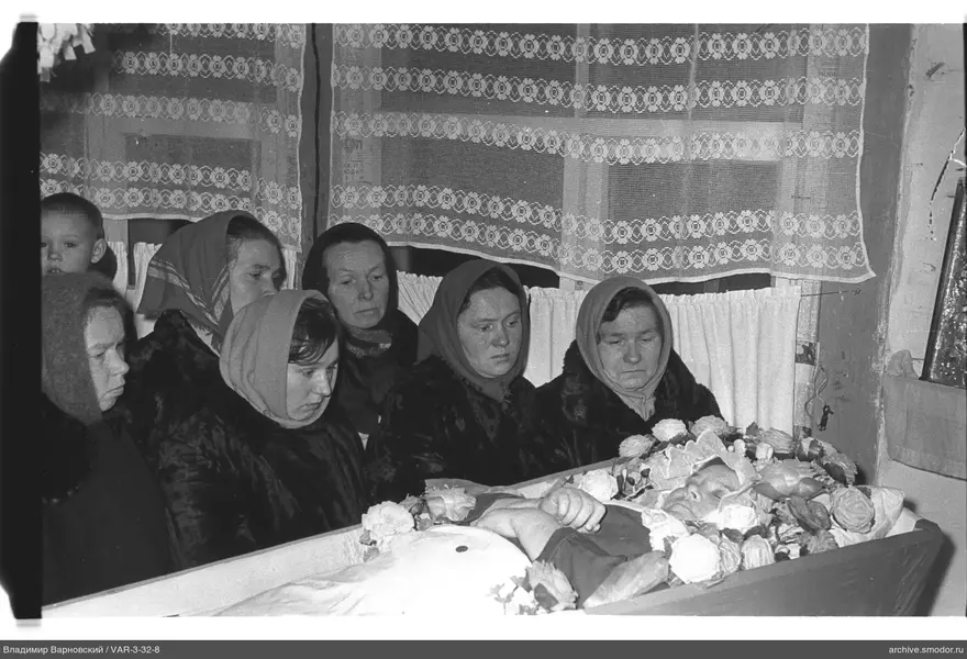 Групповой портрет у гроба