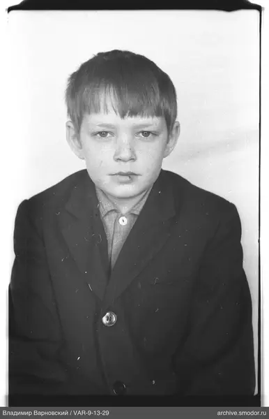 Porträt eines Jungen in dunkler Jacke