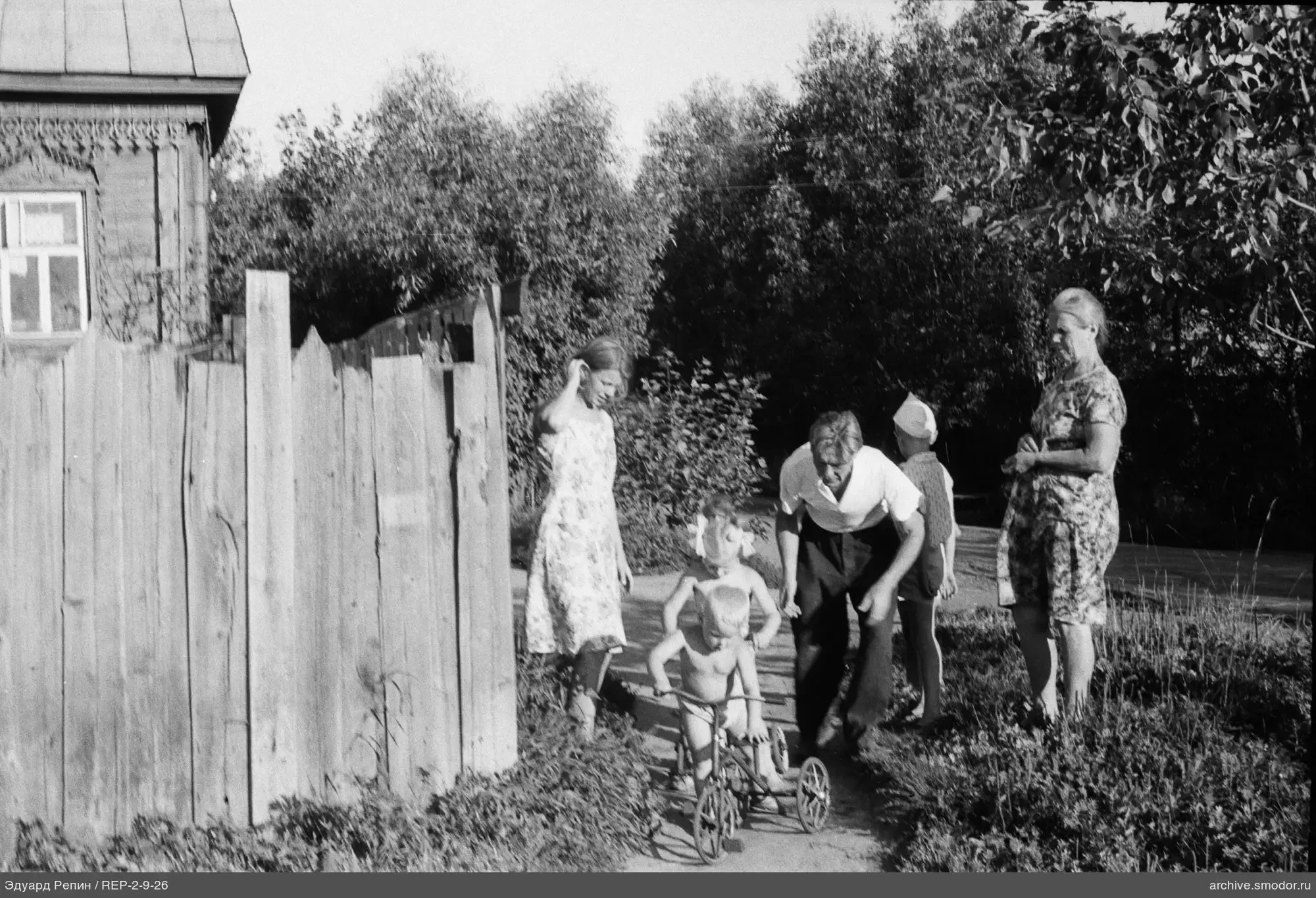 Gruppe von Menschen am Holzzaun