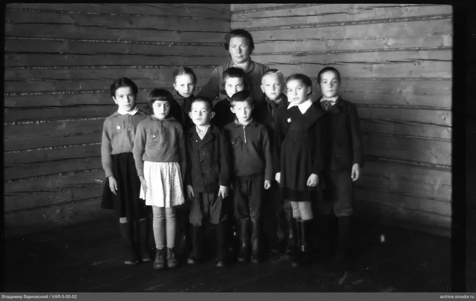 Gruppenporträt von Kindern und Frau
