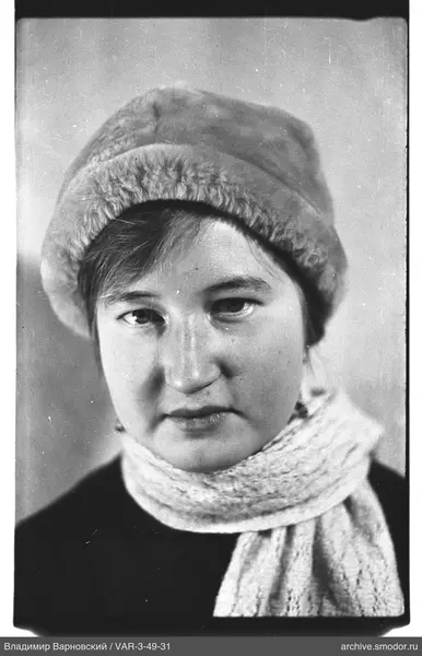 Portrait of a woman with a fur hat and scarf