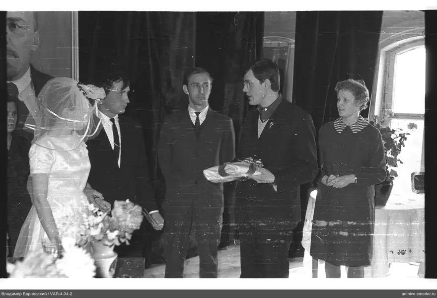 Gruppenfoto mit Frau im Hochzeitskleid