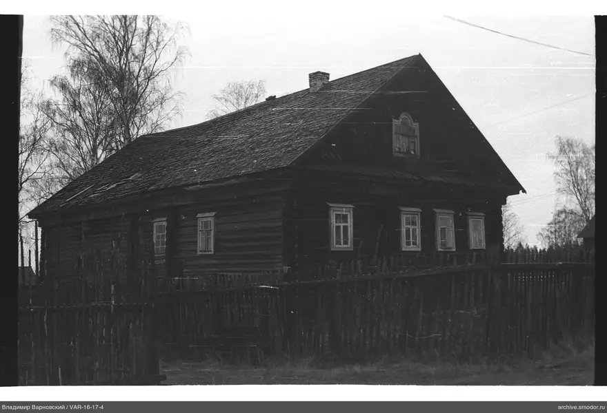 Holzhaus mit Dachfenster
