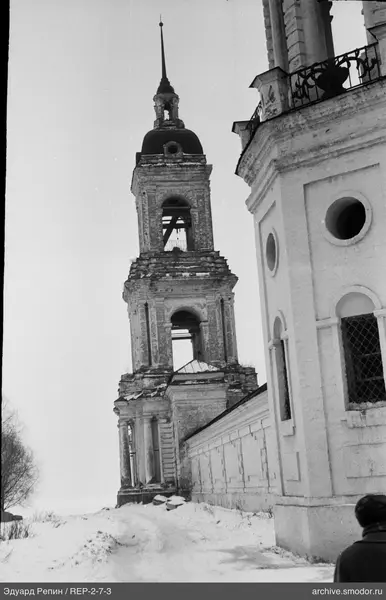 Hoher Glockenturm und Gebäudeteil