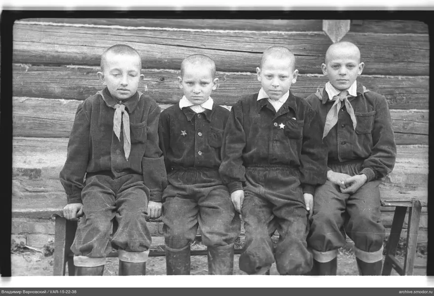 Gruppe von Jungen auf einer Bank