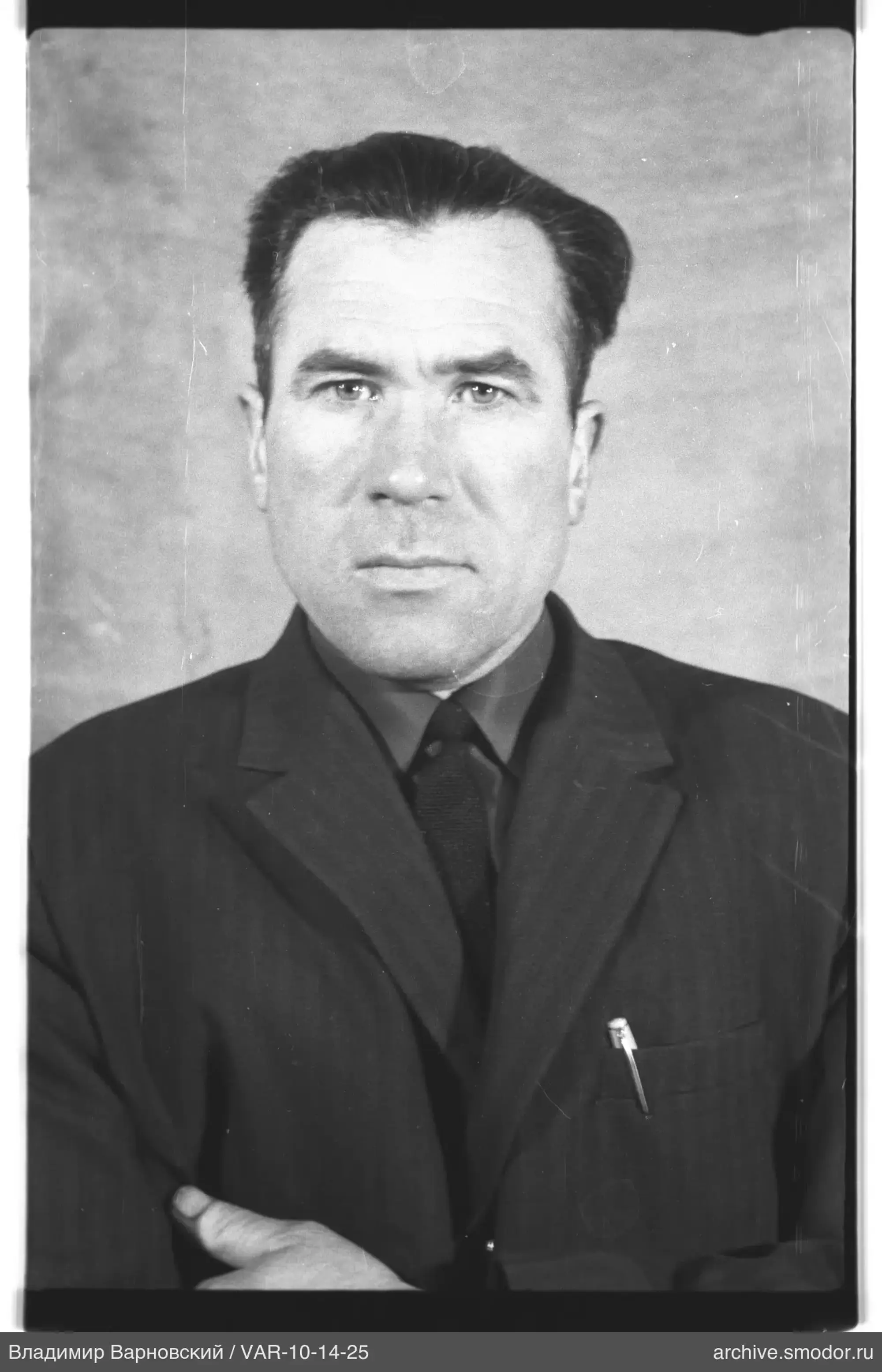 Портрет мужчины в темном костюме
