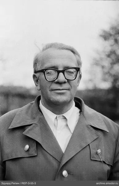 Nahaufnahme eines Mannes mit Brille