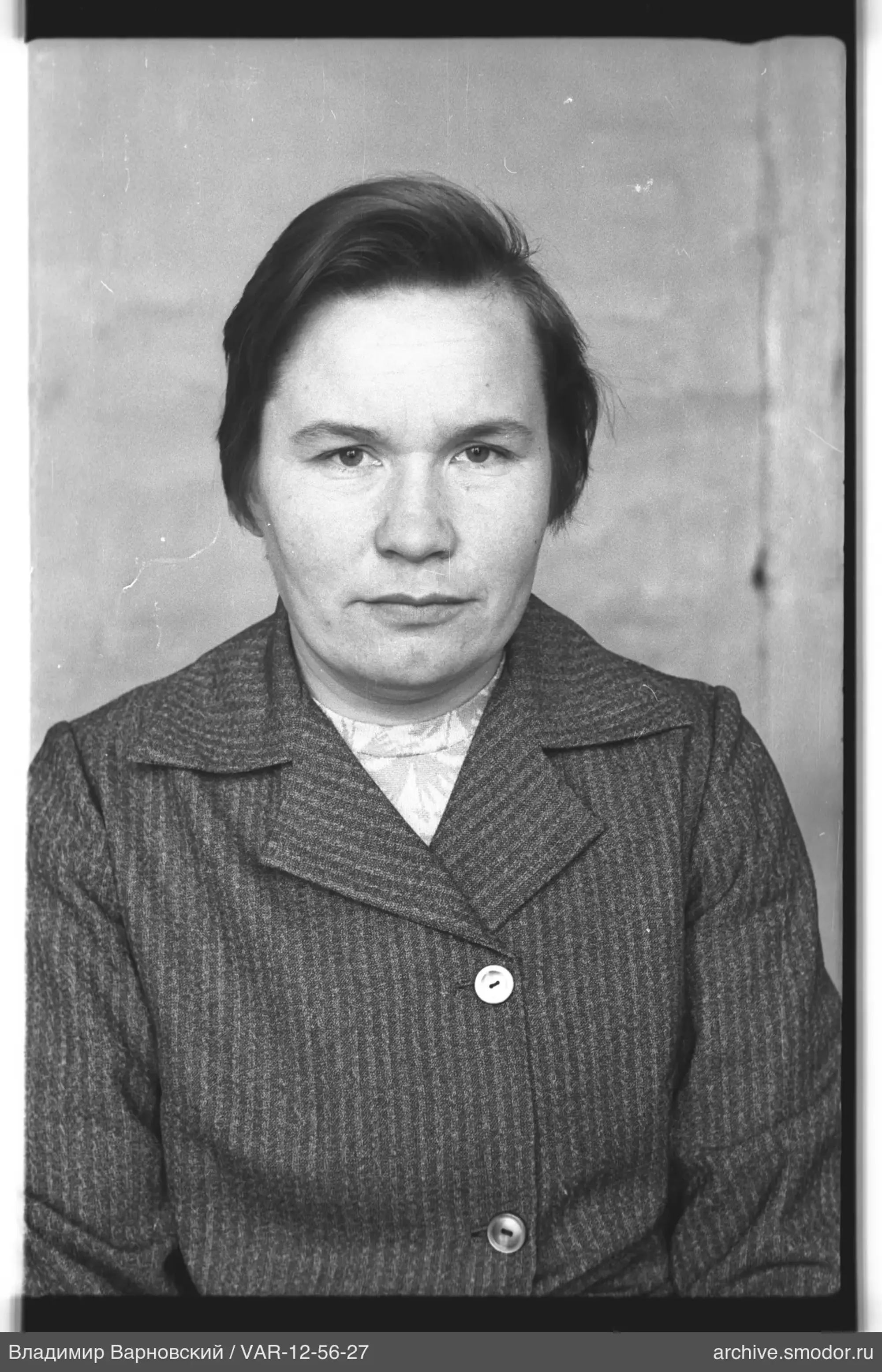 Портрет женщины в тёмном пальто