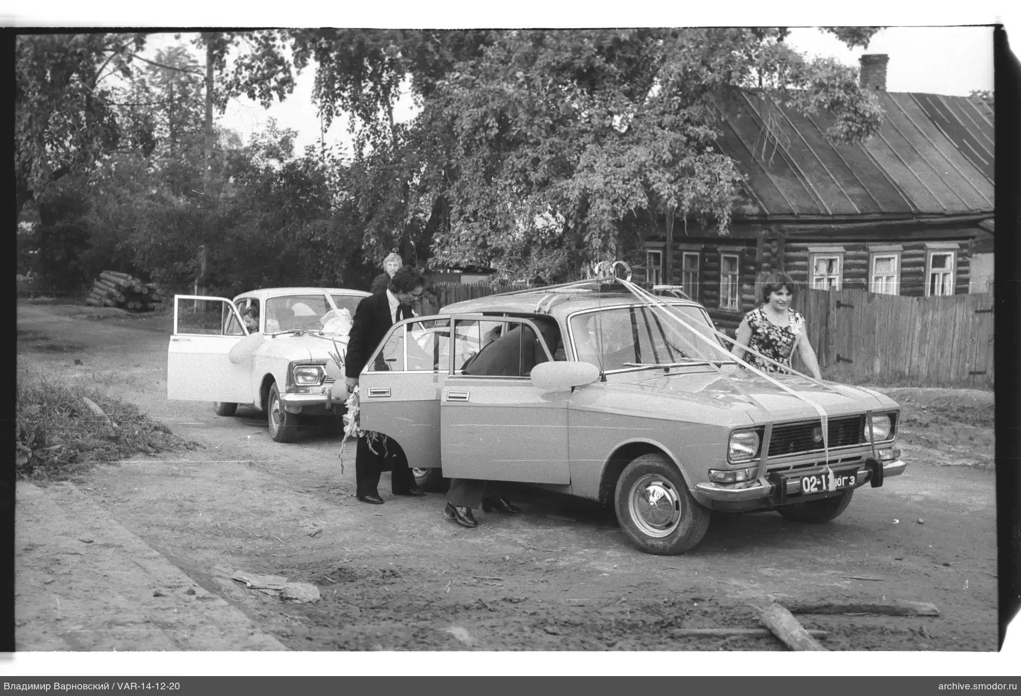Два автомобиля и люди на дороге