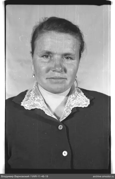 Porträt einer Frau in Strickjacke und Bluse
