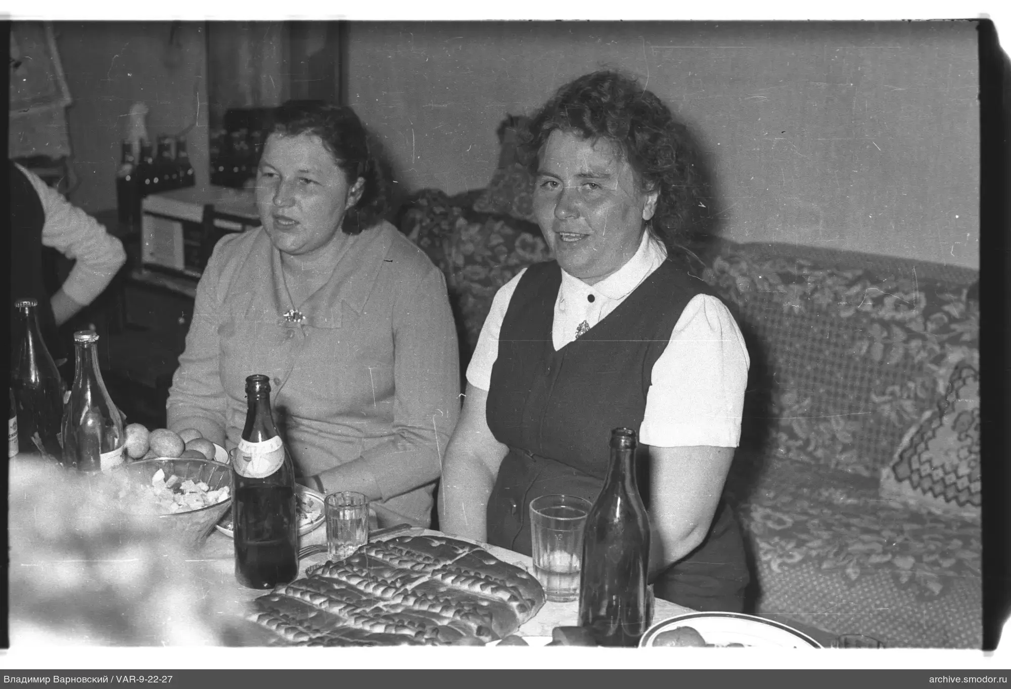 Zwei Frauen am Tisch mit Essen und Getränken