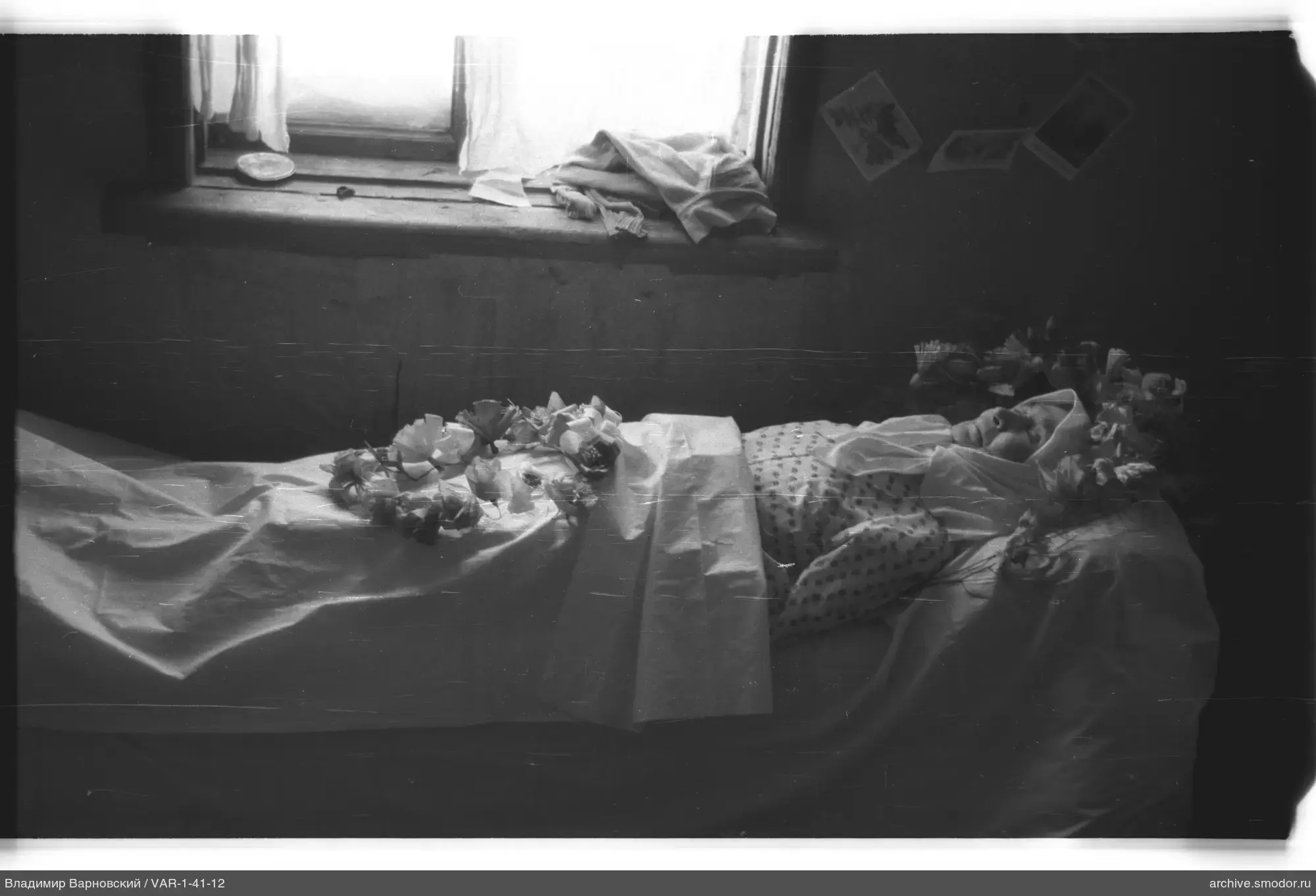 Frau mit Blumenkränzen auf Bett